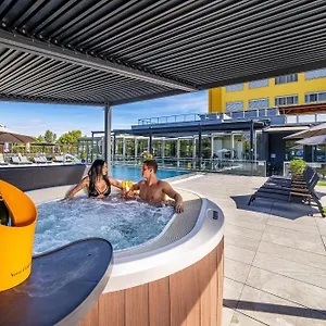 Aura Design & Garden Pool Hotell